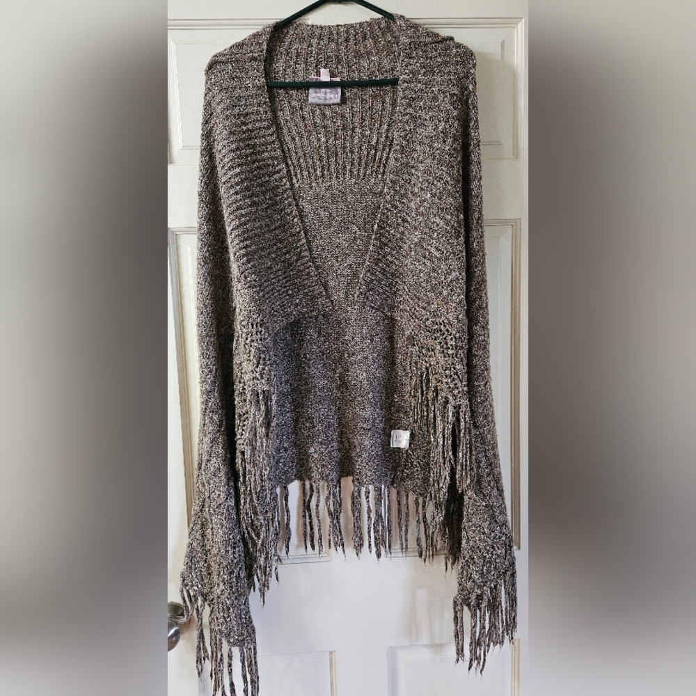 Romeo & Juliet Couture Women's Large Fringed Brown Ponchono No Sleeves Cozy